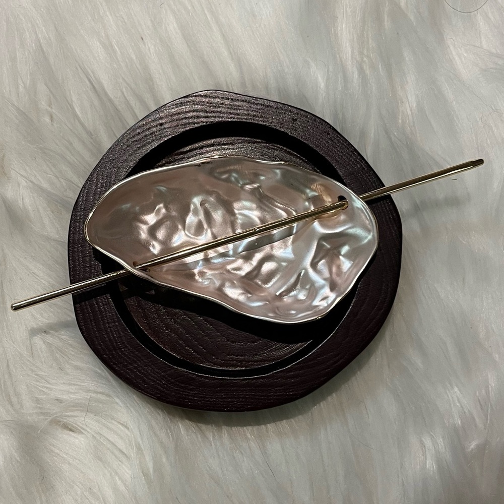 Gold Oyster Shell Hair Accessory - Picture 2 of 3
